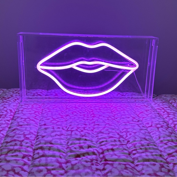 Kiss 💋 NEON SIGN - Picture 1 of 5